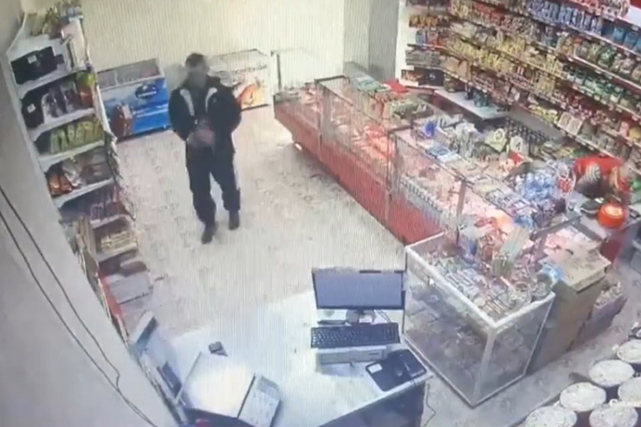 Полиция Абакана ищет мужчину, снятого камерой магазина